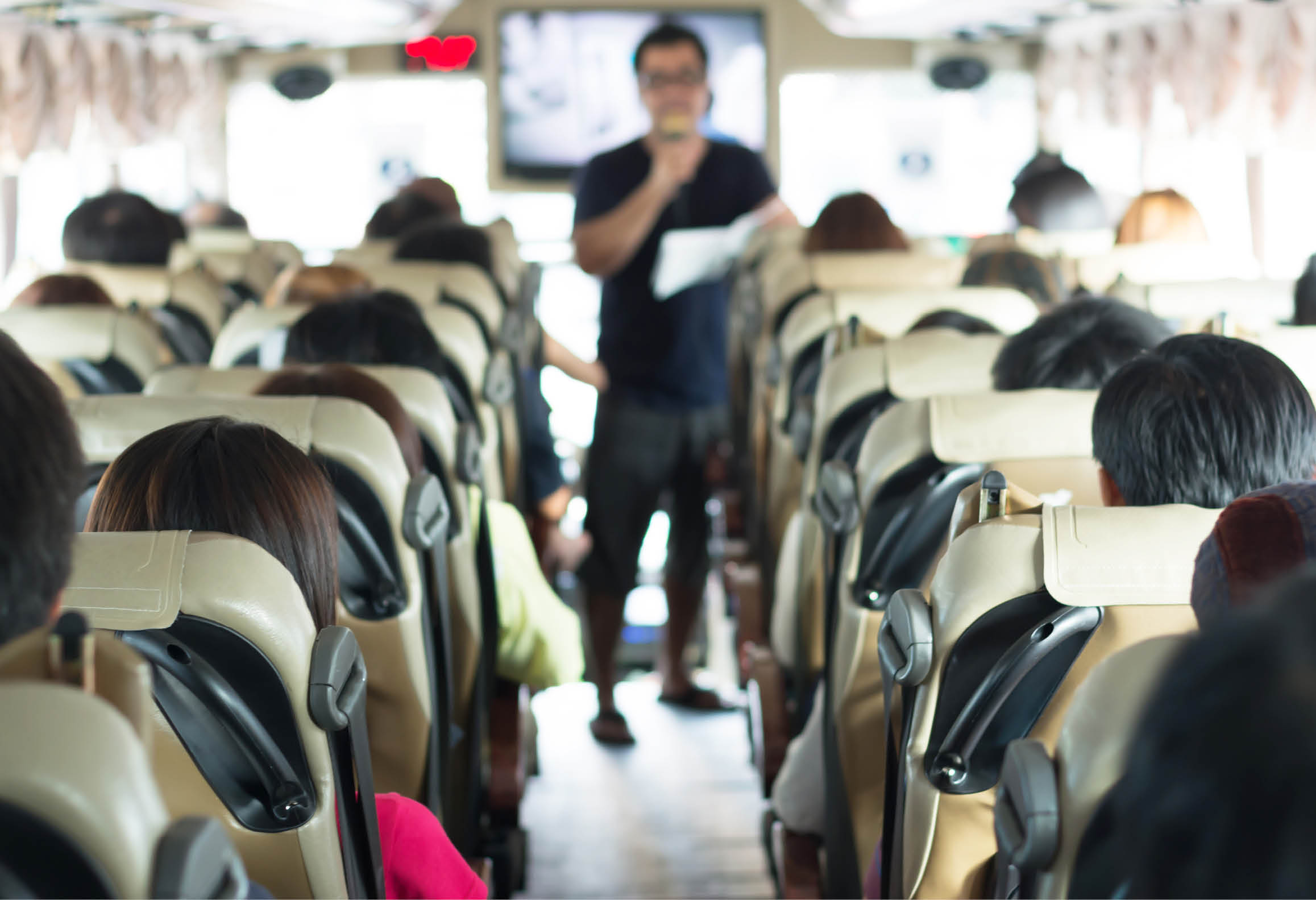 Reseguide med mikrofon ger information till bussresenärer